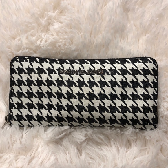 Michael Kors Handbags - Michael Kors Jet Set Travel Continental Wallet